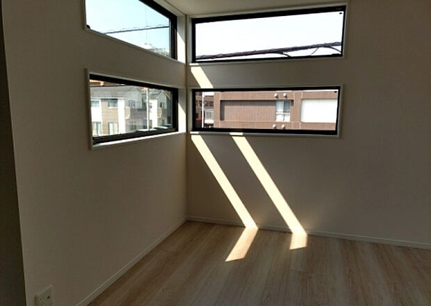 【洋室】洋室のメリットは重い家具が置きやすく、身の回りが整理しやすいことです。 床がフローリングのため畳とは異なり凹みにくいです。 クローゼットなど収納が豊富で、普段使わない旅行カバンや服の整頓も簡単にです。