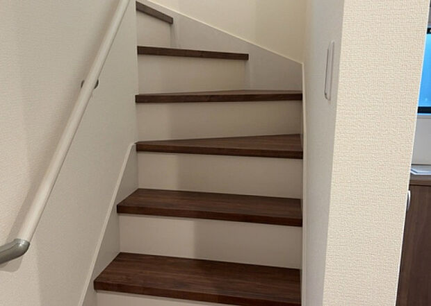 【内装】建物の上下階の通路である階段は、その位置によって動線や室内の印象が大きく左右されます。手摺にも重要な役割があり、転倒の防止・歩行や動作を円滑にして日常生活を支えることを主な目的として設置されています。