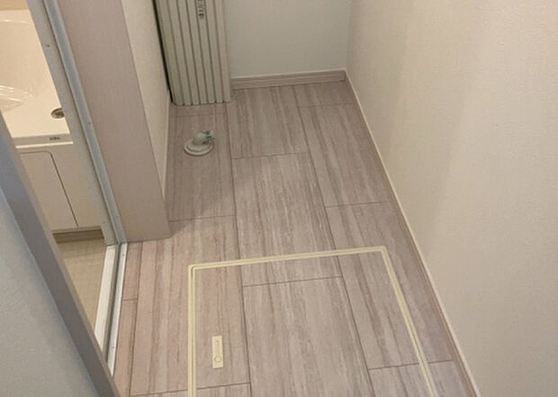 【脱衣場】多くの戸建て住宅で見かける洗面脱衣所は、洗面台と洗濯機が2畳ほどのスペースに並べられていて、洗面所が脱衣所を兼ね備えている間取りが一般的です。お客様が利用することもある、パブリックな空間でもあります。
