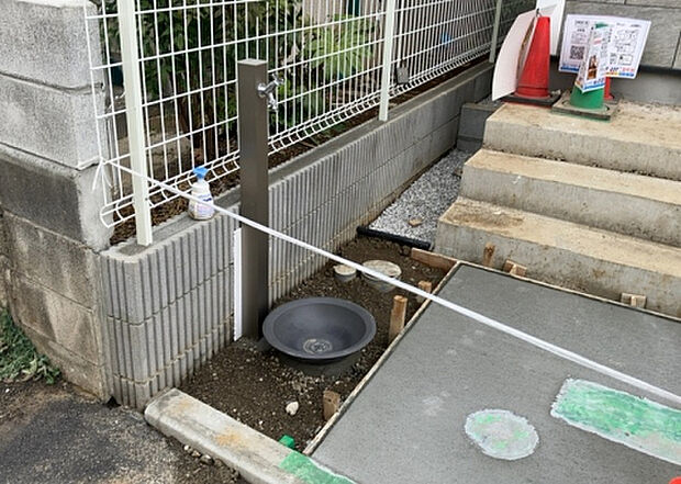 【その他設備】敷地内には、散水栓や立水栓があります。水道水を直接利用できるため、水を運ぶ手間を省くことが出来ます。大量の水を必要とする洗車作業や清掃などに役立ちます。その他設備とあわせて、現地でご確認ください。