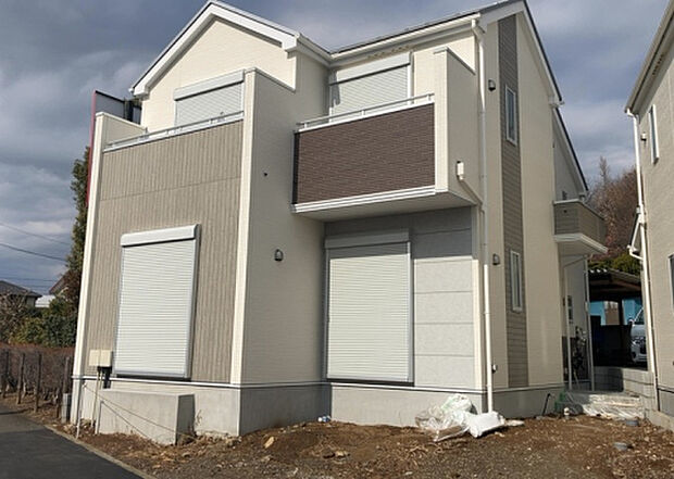 【前面道路含む現地写真_2】お持ちの車種によっては前面道路が広い方が便利でしょう。しかし、前面道路が広ければその分交通量が多くなるため、騒音などが気になる場合があります。実際に現地を見学し、周辺交通量や騒音などを確認しましょう!