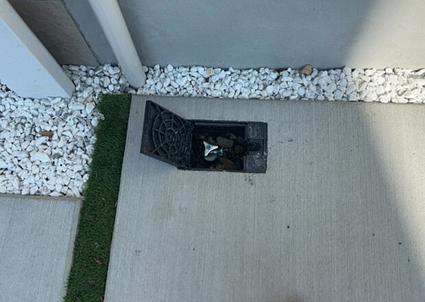 【その他設備】敷地内には、散水栓や立水栓があります。水道水を直接利用できるため、水を運ぶ手間を省くことが出来ます。大量の水を必要とする洗車作業や清掃などに役立ちます。その他設備とあわせて、現地でご確認ください。