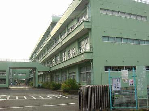 北小学校(約79m)
