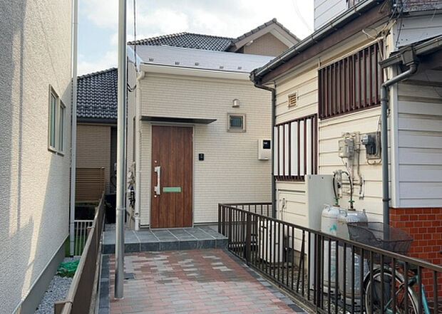 【前面道路含む現地写真_2】お持ちの車種によっては前面道路が広い方が便利でしょう。しかし、前面道路が広ければその分交通量が多くなるため、騒音などが気になる場合があります。実際に現地を見学し、周辺交通量や騒音などを確認しましょう!