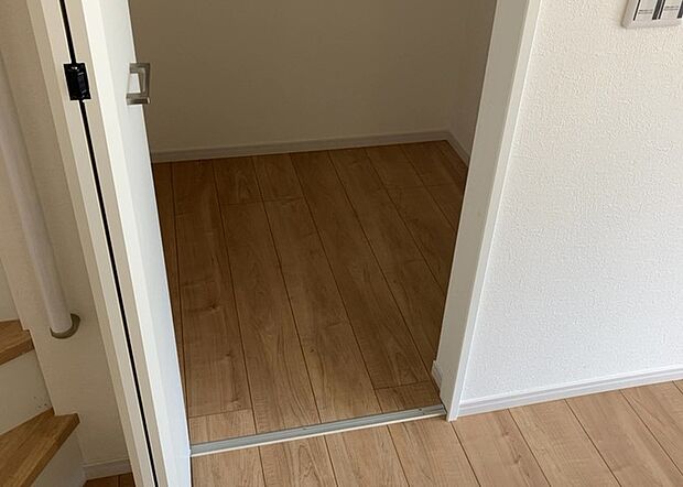 【キッチン床下収納】キッチン床下収納は、調理器具や食器などをスッキリと収納できる便利なスペースです。収納量が多いもの、引き出しがスムーズに開閉するものなど、使い勝手の良いものを選ぶことが大切です。また、湿気がこもりやすい場所なので、通気性の良いものを選ぶこともおすすめです。