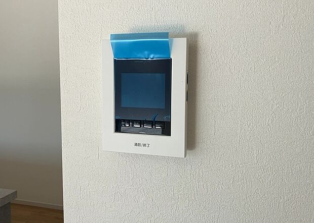 【TVモニター付きインターホン】TVモニター付きインターホンは、来訪者の顔を確認できるだけでなく、音声でやり取りすることもできるため、セキュリティ面で安心できる設備です。モニター画面が大きく見やすいもの、夜間でも来訪者をしっかりと確認できるものなど、機能性を重視したいところです。