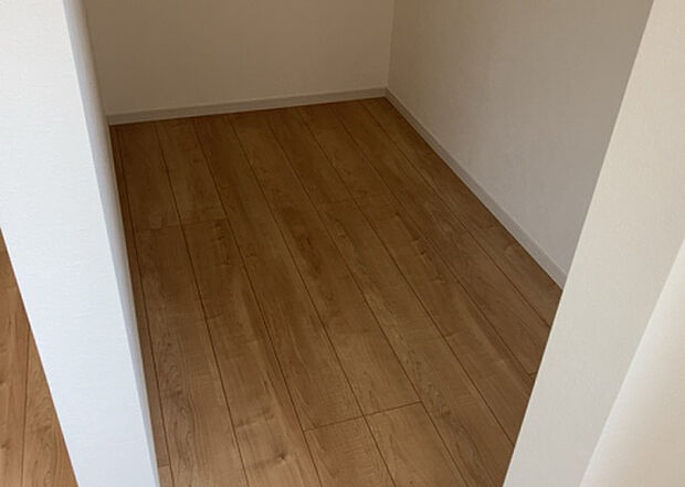 【ウォークインクローゼット】ウォークインクローゼットがあれば、クローゼット内でコーディネートが完成できますし、季節の変わり目に行う衣替えの手間も省けます。また、スーツケースなど大きいものもしまうことができ使い勝手がよいです。