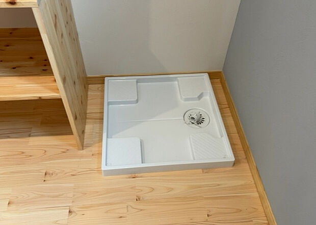 【ランドリースペース】ランドリースペースも気になります。洗濯機置場があり「洗う、干す、取り込む、アイロンがけ、たたむ」など、洗濯に関する家事をするための空間です。広さや収納など付帯設備も含めて、詳細は現地でご確認ください。