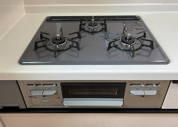 【キッチンコンロ】キッチンコンロは、料理の質を大きく左右する重要な設備です。火力調整のしやすさ、グリル機能の有無、安全装置の充実度など、選ぶポイントがたくさんあります。特に、IHクッキングヒーターは、お手入れのしやすさや安全性が高く、近年人気が高まっています。