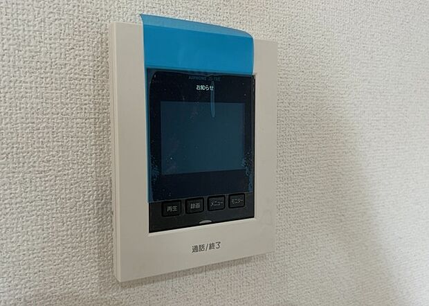 【TVモニター付きインターホン】TVモニター付きインターホンは、来訪者の顔を確認できるだけでなく、音声でやり取りすることもできるため、セキュリティ面で安心できる設備です。モニター画面が大きく見やすいもの、夜間でも来訪者をしっかりと確認できるものなど、機能性を重視したいところです。