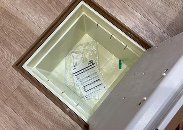 【キッチン床下収納】キッチン床下収納は、調理器具や食器などをスッキリと収納できる便利なスペースです。収納量が多いもの、引き出しがスムーズに開閉するものなど、使い勝手の良いものを選ぶことが大切です。また、湿気がこもりやすい場所なので、通気性の良いものを選ぶこともおすすめです。