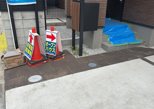 【庭】庭があることでガーデニングや家庭菜園はもちろん、こどもの遊び場やペットを放して遊ぶことができます。また、家の周囲に余裕があるということです。隣地との間があれば、十分な日当たりと、風通しが確保できます。