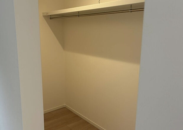 【ウォークインクローゼット】ウォークインクローゼットがあれば、クローゼット内でコーディネートが完成できますし、季節の変わり目に行う衣替えの手間も省けます。また、スーツケースなど大きいものもしまうことができ使い勝手がよいです。