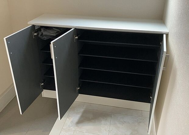 【玄関収納】玄関収納は、靴や傘、コートなどをスッキリと収納できるだけでなく、来客時に見せる顔となるため、家の顔とも言えます。収納量だけでなく、デザイン性も重視したいところです。ミラー付きの収納であれば、外出前の身だしなみチェックにも便利です。