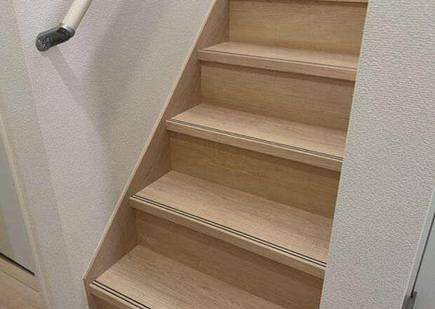 【内装】建物の上下階の通路である階段は、その位置によって動線や室内の印象が大きく左右されます。手摺にも重要な役割があり、転倒の防止・歩行や動作を円滑にして日常生活を支えることを主な目的として設置されています。