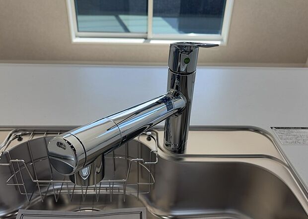 【キッチン水栓】キッチン水栓は、毎日必ず使うものだからこそ、使いやすさが重要です。シャワーヘッドの切り替えがスムーズか、吐水量が調節できるか、水しぶきが飛び散りにくい構造か、浄水機能が付いているかなど、日々の家事を快適にするための機能が数多くあります。また、デザインも多種多様なので、キッチン全体の雰囲気に合わせたものを選ぶことができます。