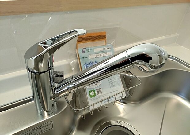 【キッチン水栓】キッチン水栓は、毎日必ず使うものだからこそ、使いやすさが重要です。シャワーヘッドの切り替えがスムーズか、吐水量が調節できるか、水しぶきが飛び散りにくい構造か、浄水機能が付いているかなど、日々の家事を快適にするための機能が数多くあります。また、デザインも多種多様なので、キッチン全体の雰囲気に合わせたものを選ぶことができます。