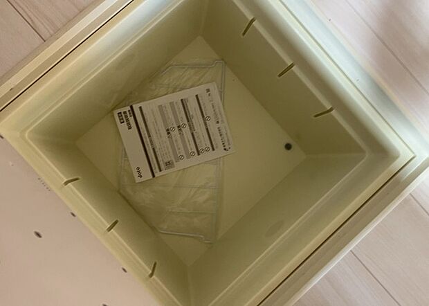 【キッチン床下収納】キッチン床下収納は、調理器具や食器などをスッキリと収納できる便利なスペースです。収納量が多いもの、引き出しがスムーズに開閉するものなど、使い勝手の良いものを選ぶことが大切です。また、湿気がこもりやすい場所なので、通気性の良いものを選ぶこともおすすめです。