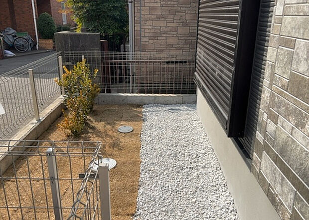 【庭】庭があることでガーデニングや家庭菜園はもちろん、こどもの遊び場やペットを放して遊ぶことができます。また、家の周囲に余裕があるということです。隣地との間があれば、十分な日当たりと、風通しが確保できます。