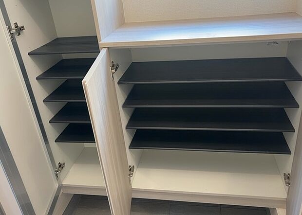 【玄関収納】玄関収納は、靴や傘、コートなどをスッキリと収納できるだけでなく、来客時に見せる顔となるため、家の顔とも言えます。収納量だけでなく、デザイン性も重視したいところです。ミラー付きの収納であれば、外出前の身だしなみチェックにも便利です。