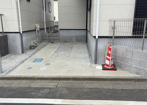 【駐車場】駐車場と明記されていても、最小スペースでつくられた駐車場だと大型車は駐車できなかったり、出入りしにくくなったりする可能性があります。お車のサイズと購入したい物件の駐車場のサイズを現地で確認しましょう。