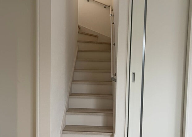 【内装】建物の上下階の通路である階段は、その位置によって動線や室内の印象が大きく左右されます。手摺にも重要な役割があり、転倒の防止・歩行や動作を円滑にして日常生活を支えることを主な目的として設置されています。