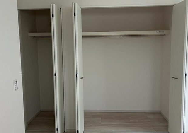 【ウォークインクローゼット】ウォークインクローゼットがあれば、クローゼット内でコーディネートが完成できますし、季節の変わり目に行う衣替えの手間も省けます。また、スーツケースなど大きいものもしまうことができ使い勝手がよいです。