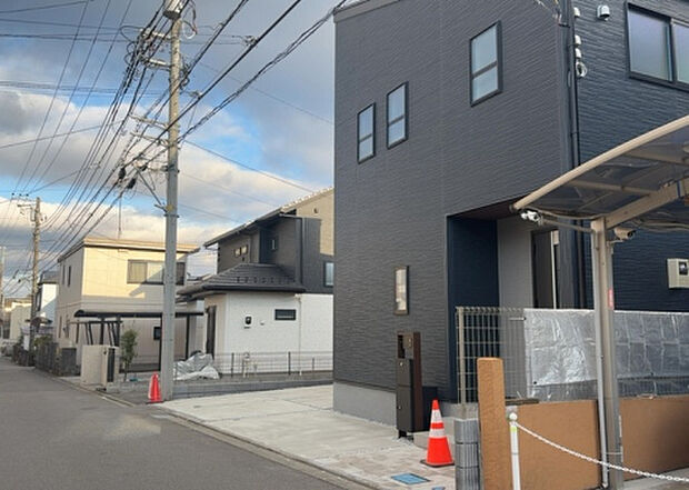 【前面道路含む現地写真_2】お持ちの車種によっては前面道路が広い方が便利でしょう。しかし、前面道路が広ければその分交通量が多くなるため、騒音などが気になる場合があります。実際に現地を見学し、周辺交通量や騒音などを確認しましょう!