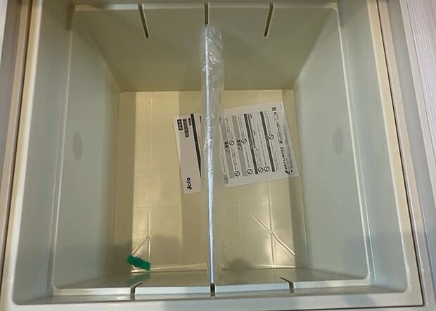 【キッチン床下収納】キッチン床下収納は、調理器具や食器などをスッキリと収納できる便利なスペースです。収納量が多いもの、引き出しがスムーズに開閉するものなど、使い勝手の良いものを選ぶことが大切です。また、湿気がこもりやすい場所なので、通気性の良いものを選ぶこともおすすめです。