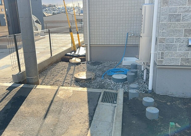 【庭】庭があることでガーデニングや家庭菜園はもちろん、こどもの遊び場やペットを放して遊ぶことができます。また、家の周囲に余裕があるということです。隣地との間があれば、十分な日当たりと、風通しが確保できます。