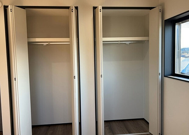 【ウォークインクローゼット】ウォークインクローゼットがあれば、クローゼット内でコーディネートが完成できますし、季節の変わり目に行う衣替えの手間も省けます。また、スーツケースなど大きいものもしまうことができ使い勝手がよいです。