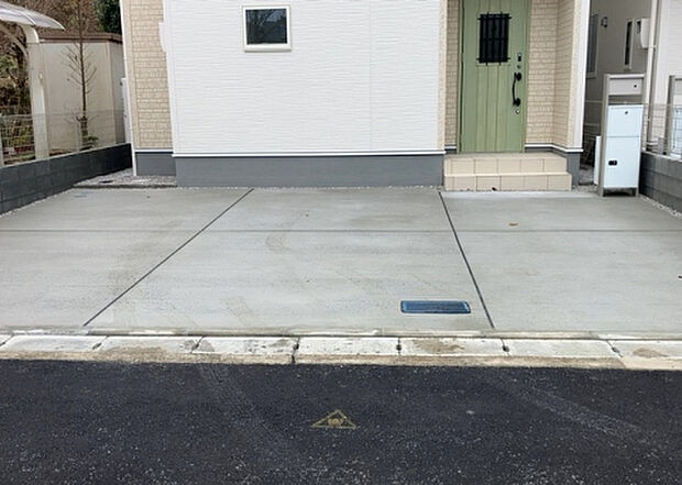 【駐車場】駐車場と明記されていても、最小スペースでつくられた駐車場だと大型車は駐車できなかったり、出入りしにくくなったりする可能性があります。お車のサイズと購入したい物件の駐車場のサイズを現地で確認しましょう。