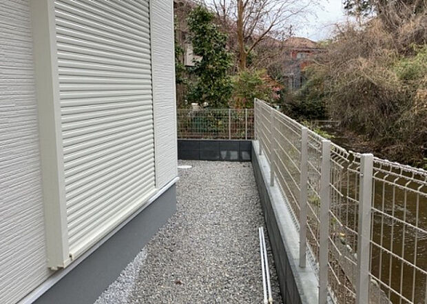 【庭】庭があることでガーデニングや家庭菜園はもちろん、こどもの遊び場やペットを放して遊ぶことができます。また、家の周囲に余裕があるということです。隣地との間があれば、十分な日当たりと、風通しが確保できます。