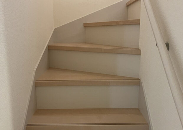 【内装】建物の上下階の通路である階段は、その位置によって動線や室内の印象が大きく左右されます。手摺にも重要な役割があり、転倒の防止・歩行や動作を円滑にして日常生活を支えることを主な目的として設置されています。