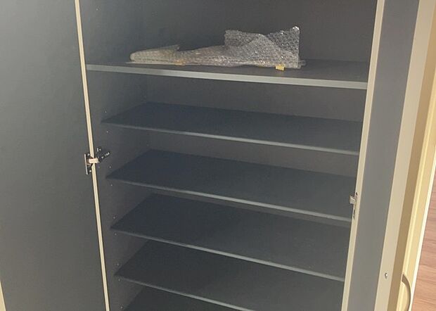 【玄関収納】玄関収納は、靴や傘、コートなどをスッキリと収納できるだけでなく、来客時に見せる顔となるため、家の顔とも言えます。収納量だけでなく、デザイン性も重視したいところです。ミラー付きの収納であれば、外出前の身だしなみチェックにも便利です。