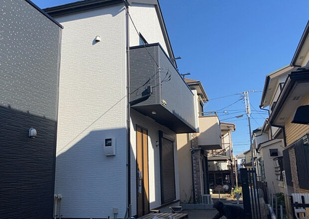 【前面道路含む現地写真_2】お持ちの車種によっては前面道路が広い方が便利でしょう。しかし、前面道路が広ければその分交通量が多くなるため、騒音などが気になる場合があります。実際に現地を見学し、周辺交通量や騒音などを確認しましょう!