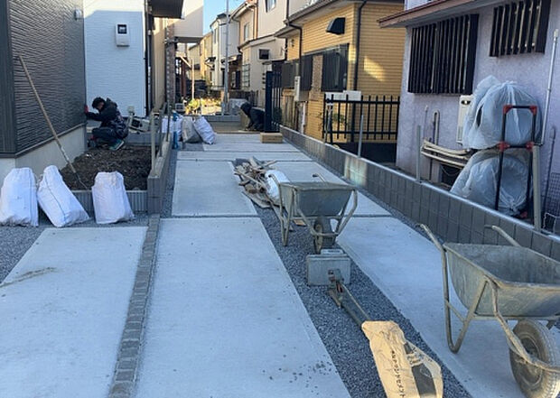 【駐車場】駐車場と明記されていても、最小スペースでつくられた駐車場だと大型車は駐車できなかったり、出入りしにくくなったりする可能性があります。お車のサイズと購入したい物件の駐車場のサイズを現地で確認しましょう。