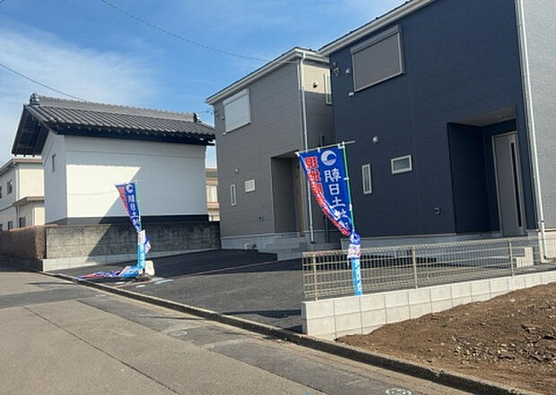 【前面道路含む現地写真_2】お持ちの車種によっては前面道路が広い方が便利でしょう。しかし、前面道路が広ければその分交通量が多くなるため、騒音などが気になる場合があります。実際に現地を見学し、周辺交通量や騒音などを確認しましょう!