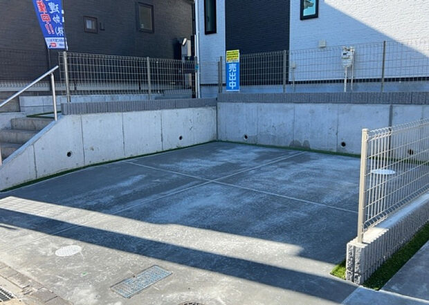 【駐車場】駐車場と明記されていても、最小スペースでつくられた駐車場だと大型車は駐車できなかったり、出入りしにくくなったりする可能性があります。お車のサイズと購入したい物件の駐車場のサイズを現地で確認しましょう。