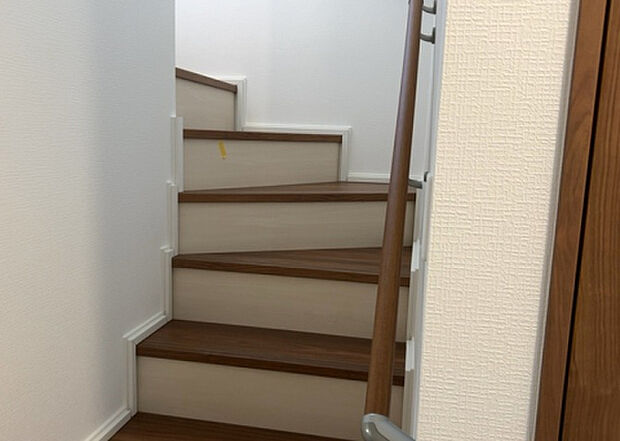 【内装】建物の上下階の通路である階段は、その位置によって動線や室内の印象が大きく左右されます。手摺にも重要な役割があり、転倒の防止・歩行や動作を円滑にして日常生活を支えることを主な目的として設置されています。