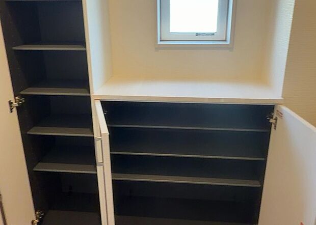 【玄関収納】玄関収納は、靴や傘、コートなどをスッキリと収納できるだけでなく、来客時に見せる顔となるため、家の顔とも言えます。収納量だけでなく、デザイン性も重視したいところです。ミラー付きの収納であれば、外出前の身だしなみチェックにも便利です。