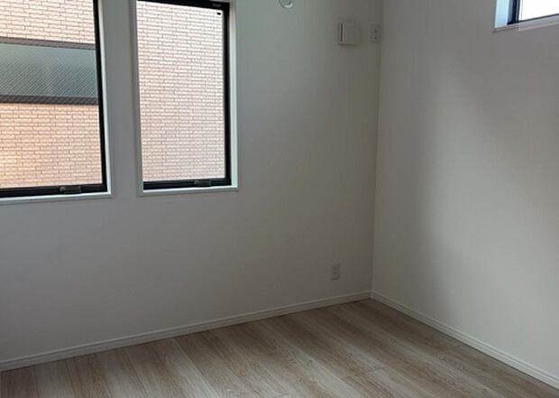 【洋室】洋室のメリットは重い家具が置きやすく、身の回りが整理しやすいことです。 床がフローリングのため畳とは異なり凹みにくいです。 クローゼットなど収納が豊富で、普段使わない旅行カバンや服の整頓も簡単にです。