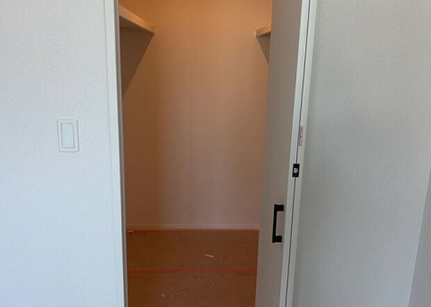 【ウォークインクローゼット】ウォークインクローゼットがあれば、クローゼット内でコーディネートが完成できますし、季節の変わり目に行う衣替えの手間も省けます。また、スーツケースなど大きいものもしまうことができ使い勝手がよいです。