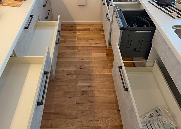 【キッチン床下収納】キッチン床下収納は、調理器具や食器などをスッキリと収納できる便利なスペースです。収納量が多いもの、引き出しがスムーズに開閉するものなど、使い勝手の良いものを選ぶことが大切です。また、湿気がこもりやすい場所なので、通気性の良いものを選ぶこともおすすめです。