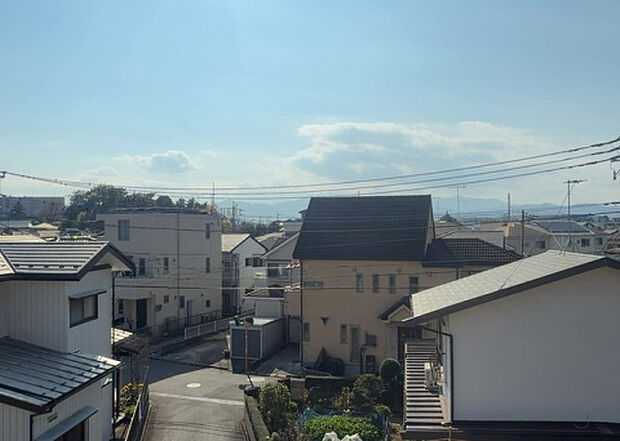 【物件からの展望】眺望を気にして物件を探す場合、前面に建物が建っていないか現地で確認しましょう!前面に建物があると景色はもちろん、日当たりや風通しにも影響が出てきます。住んだ時のことを想像しながら現地見学をしましょう。