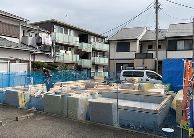 【庭_2】庭のある家に住むことのメリットとして、子どもたちの遊び場を確保できること、ガーデニングや家庭菜園を楽しめること、明るさを確保できることがあります。また、配置を工夫することでプライバシーが確保できます。