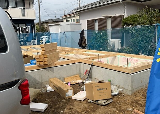 【玄関_2】玄関は、狭すぎると複数人で使いにくく、広すぎても無駄な空間になりがちです。最低2畳を目安にして、家の広さとの兼ね合いや家族の人数を考慮して決めるとよいでしょう。現地を見学して快適な玄関を選びましょう!