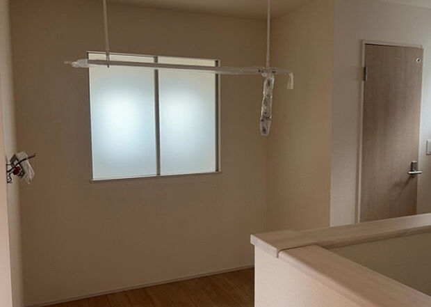 【ウォークインクローゼット】ウォークインクローゼットがあれば、クローゼット内でコーディネートが完成できますし、季節の変わり目に行う衣替えの手間も省けます。また、スーツケースなど大きいものもしまうことができ使い勝手がよいです。