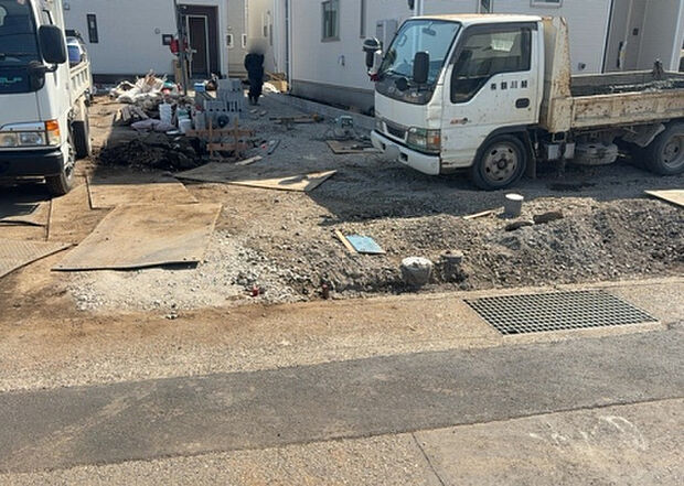 【駐車場_2】駐車場と明記されていても、最小スペースでつくられた駐車場だと大型車は駐車できなかったり、出入りしにくくなったりする可能性があります。お車のサイズと購入したい物件の駐車場のサイズを現地で確認しましょう。