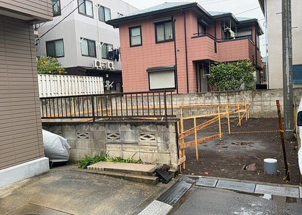 【前面道路含む現地写真_3】お持ちの車種によっては前面道路が広い方が便利でしょう。しかし、前面道路が広ければその分交通量が多くなるため、騒音などが気になる場合があります。実際に現地を見学し、周辺交通量や騒音などを確認しましょう!